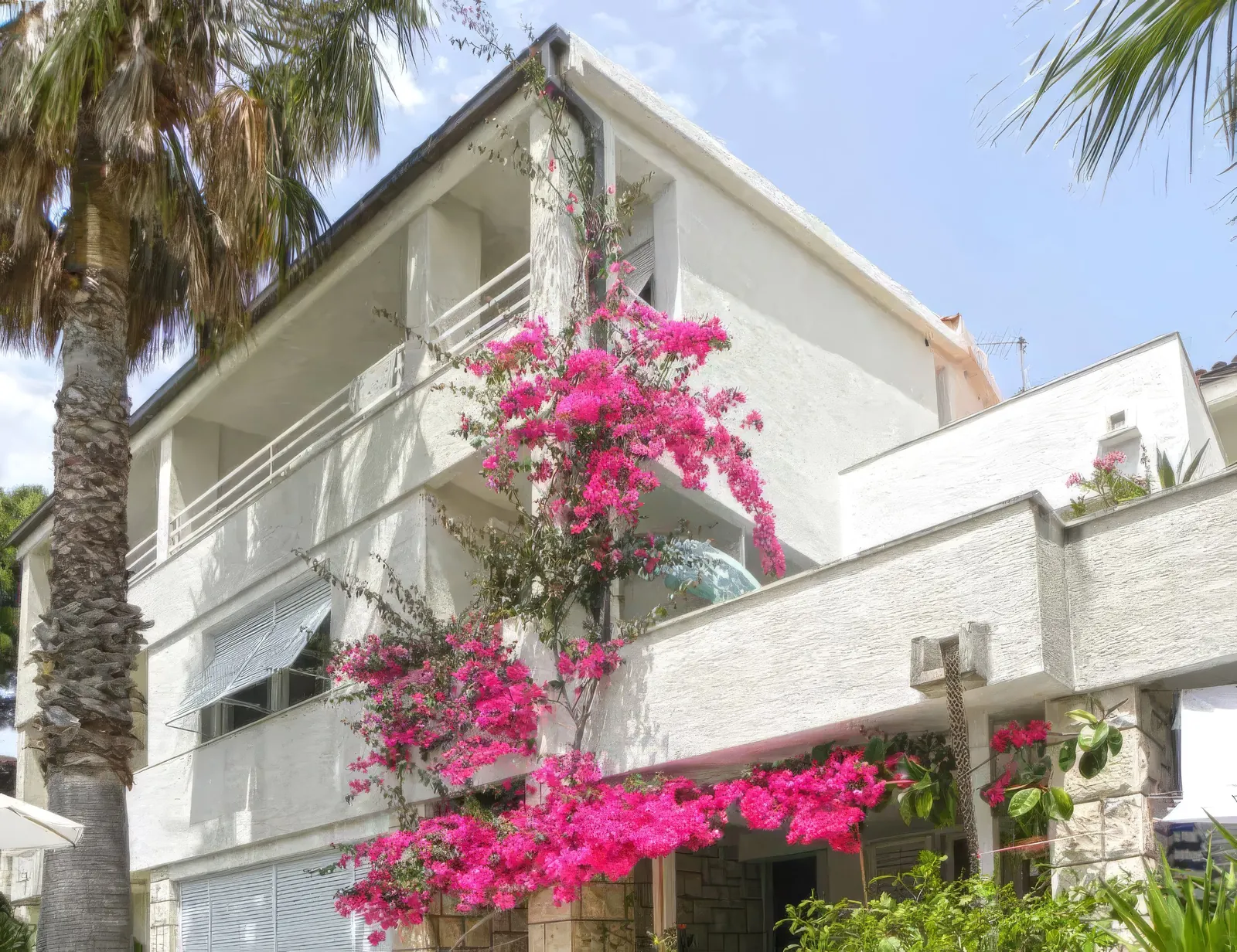 Villa Carmen apartments, Brela – facade with bougainvillea in bloom